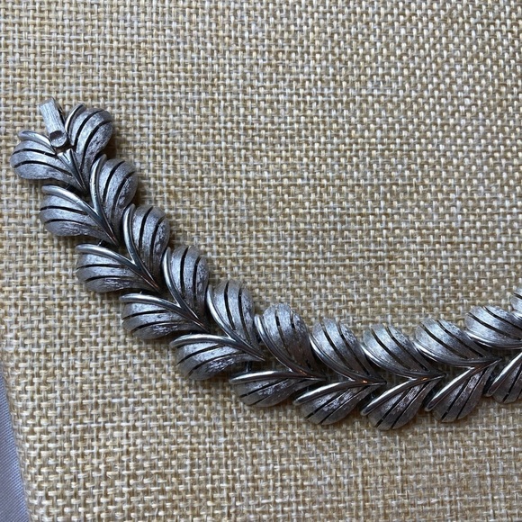 Vintage Trifari Brushed Silver‎ Tone Heart Link Bracelet - Picture 1 of 7